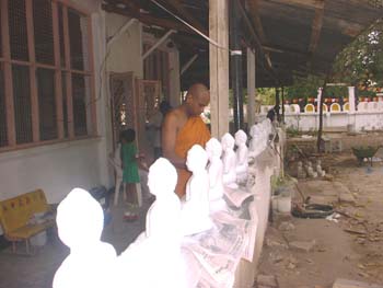 2005 June prepare 28 Buddha statues for Bodhi wall in Tanzania.jpg